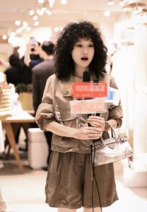 马伊琍“炸毛”造型亮相，爆炸头神似“步惊云”，网友：俏皮到犯规