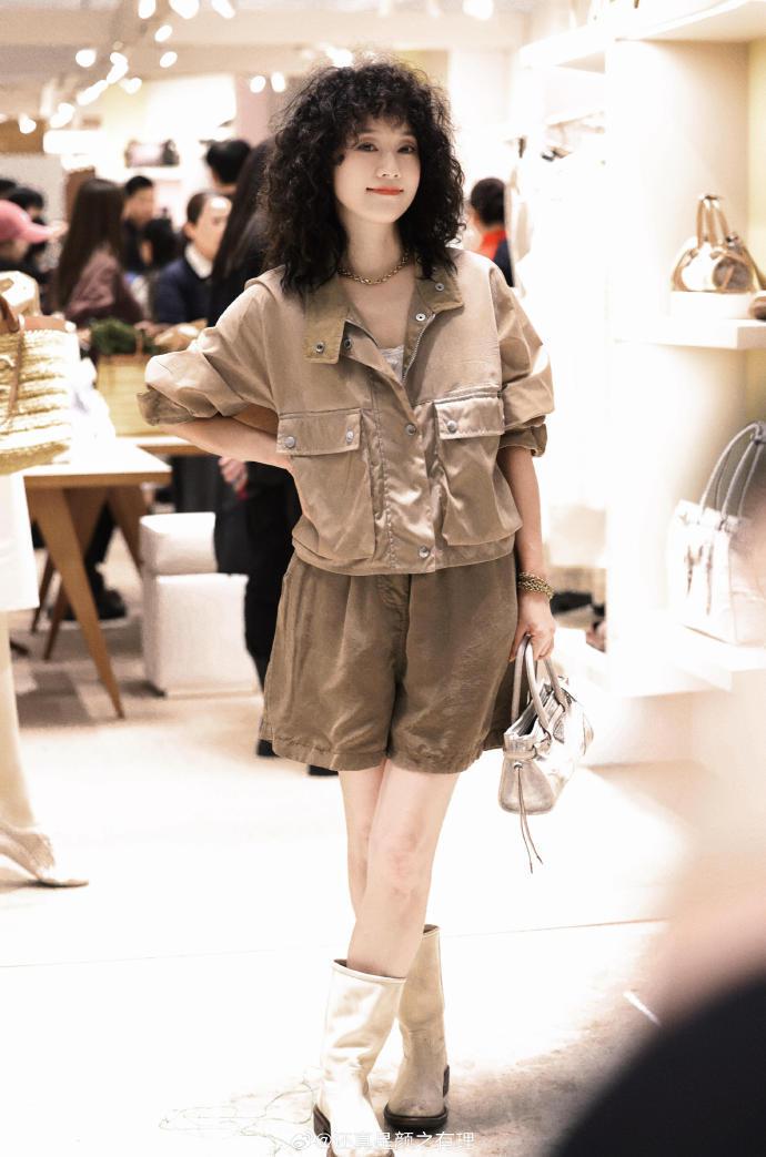 马伊琍“炸毛”造型亮相，爆炸头神似“步惊云”，网友：俏皮到犯规