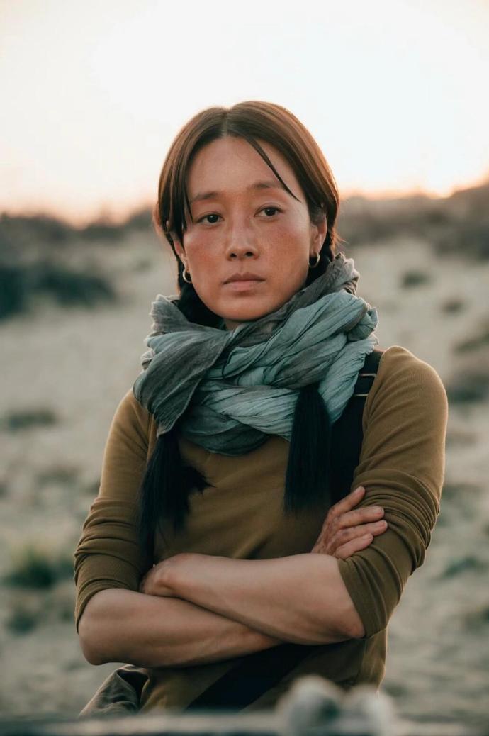 马伊琍“炸毛”造型亮相，爆炸头神似“步惊云”，网友：俏皮到犯规