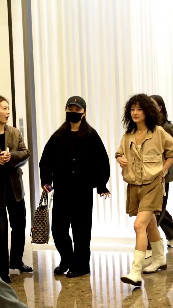 马伊琍“炸毛”造型亮相，爆炸头神似“步惊云”，网友：俏皮到犯规