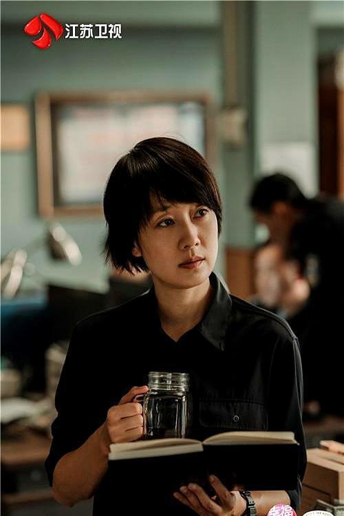 马伊琍“炸毛”造型亮相，爆炸头神似“步惊云”，网友：俏皮到犯规