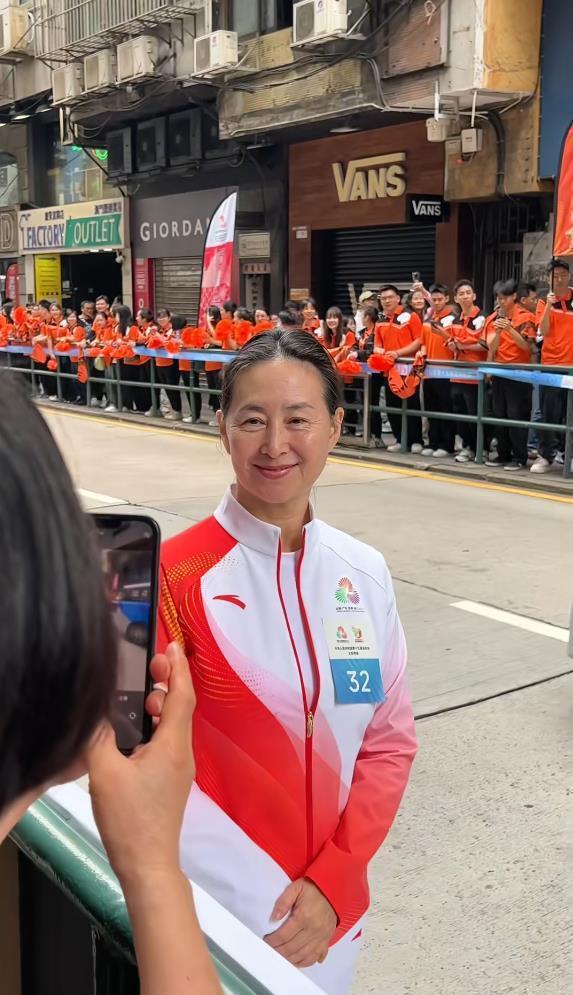 赌王千金何超琼称被长期恐吓骚扰，忍受一年后正式起诉，要求对方禁止靠近