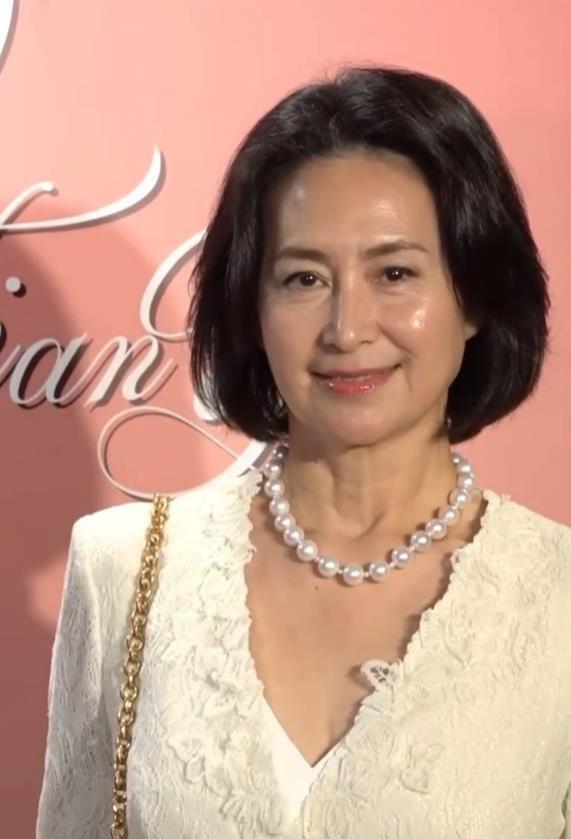 赌王千金何超琼称被长期恐吓骚扰，忍受一年后正式起诉，要求对方禁止靠近