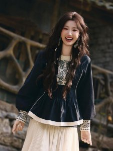 毛晓彤穿民族风服饰 长发飞扬浪漫自由