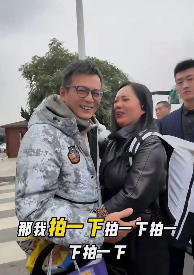 64岁知名港星偶遇粉丝，被妈妈粉贴身拥抱，平易近人获网友称赞