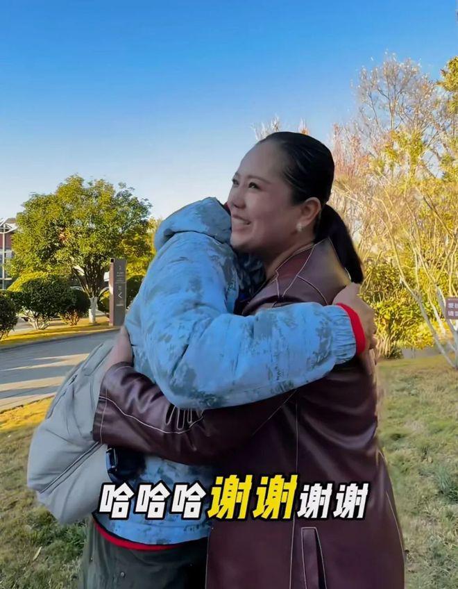 64岁知名港星偶遇粉丝，被妈妈粉贴身拥抱，平易近人获网友称赞