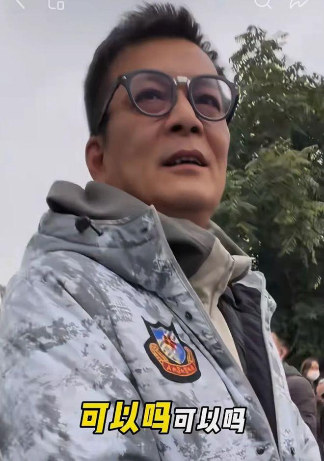 64岁知名港星偶遇粉丝，被妈妈粉贴身拥抱，平易近人获网友称赞