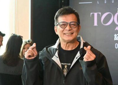 64岁知名港星偶遇粉丝，被妈妈粉贴身拥抱，平易近人获网友称赞