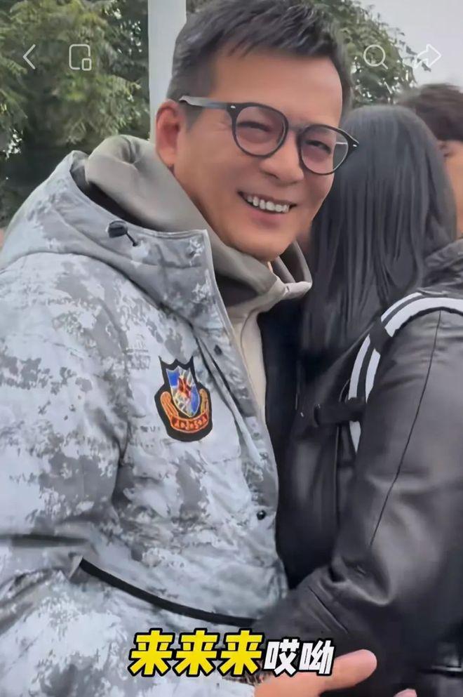 64岁知名港星偶遇粉丝，被妈妈粉贴身拥抱，平易近人获网友称赞