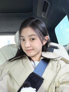 刘浩存写真曝光，白色上衣搭配清新造型气质温柔自然