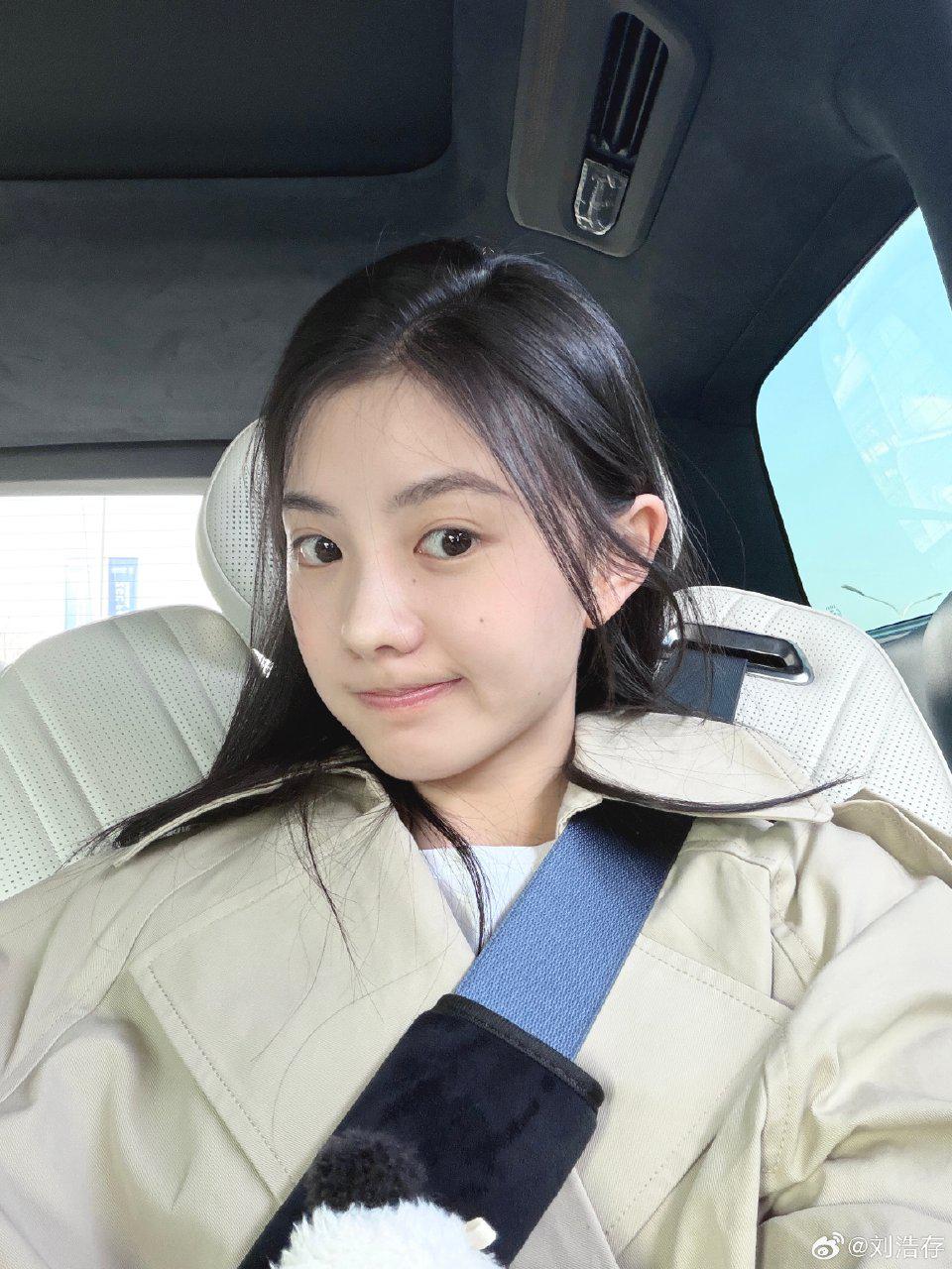 刘浩存写真曝光，白色上衣搭配清新造型气质温柔自然