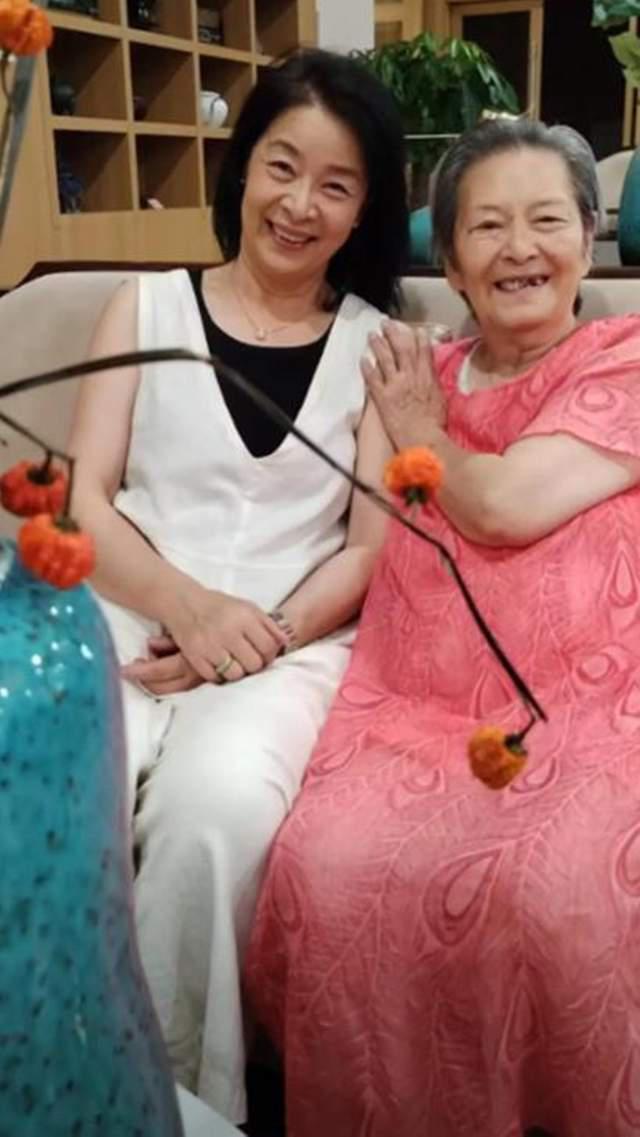 67岁顾艳宣布儿子结婚，晒儿子儿媳照片，谈婆媳相处被夸好婆婆