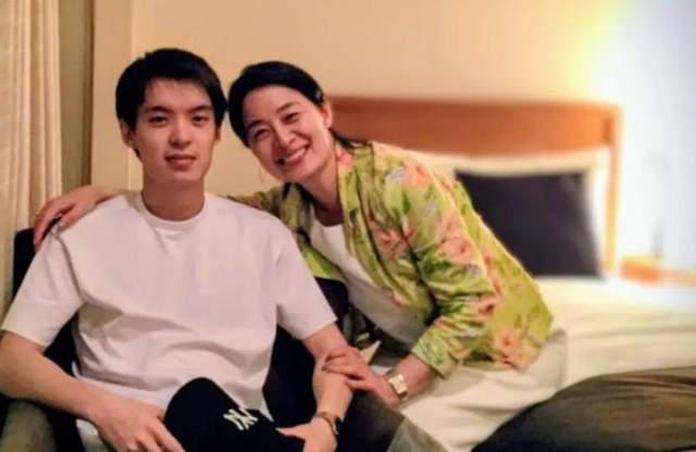 67岁顾艳宣布儿子结婚，晒儿子儿媳照片，谈婆媳相处被夸好婆婆