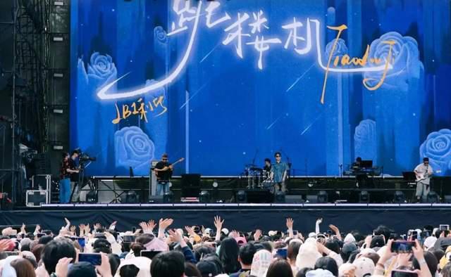 何洁口中“养活全公司”的《跳楼机》,原唱利比却一毛钱没拿到