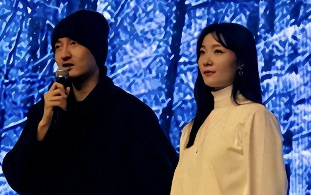 王传君一家三亚度假，齐溪身材发福素颜出街，前夫宋宁峰却在发道歉声明