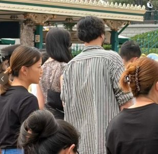 王传君一家三亚度假，齐溪身材发福素颜出街，前夫宋宁峰却在发道歉声明