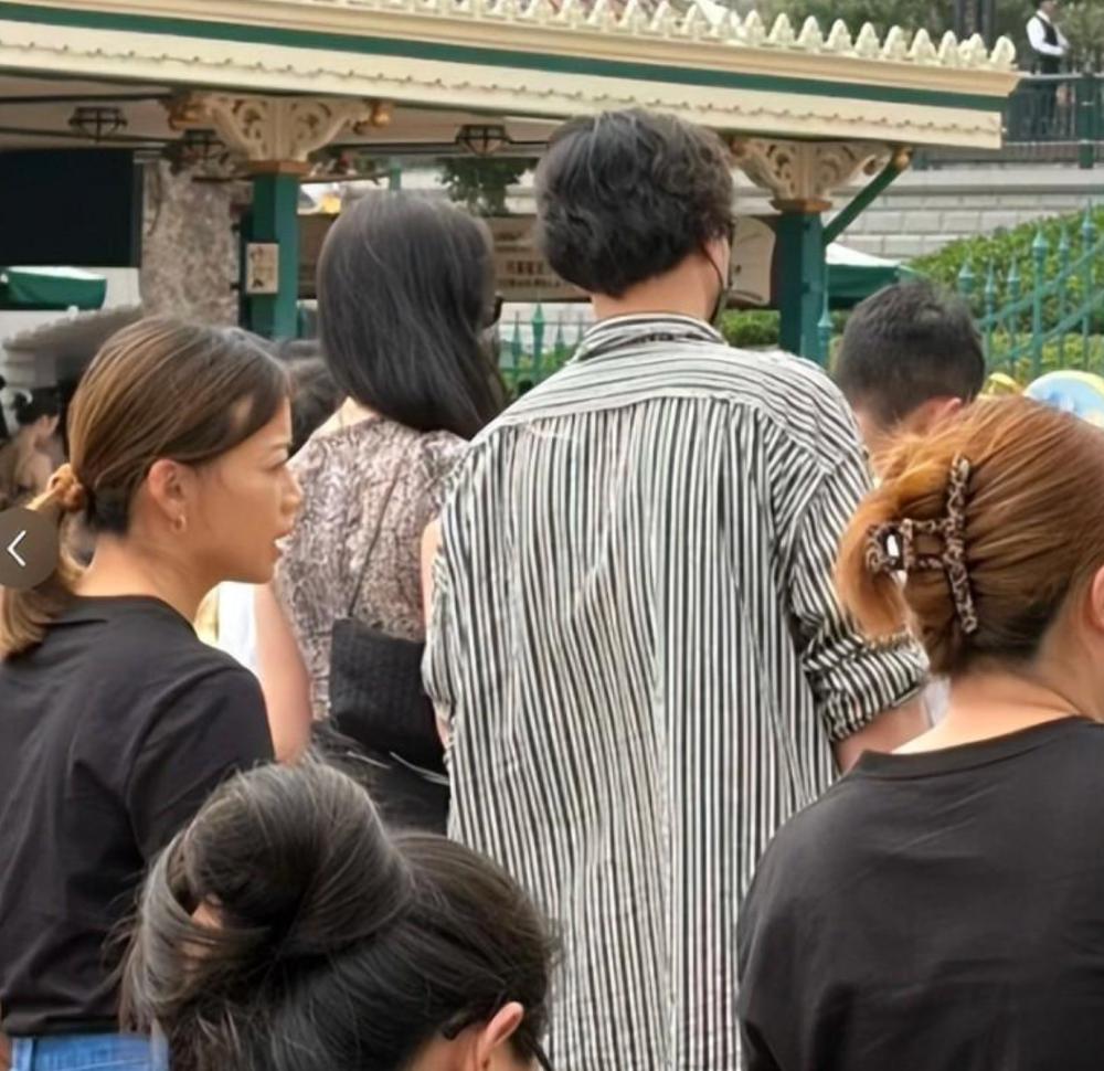 王传君一家三亚度假，齐溪身材发福素颜出街，前夫宋宁峰却在发道歉声明