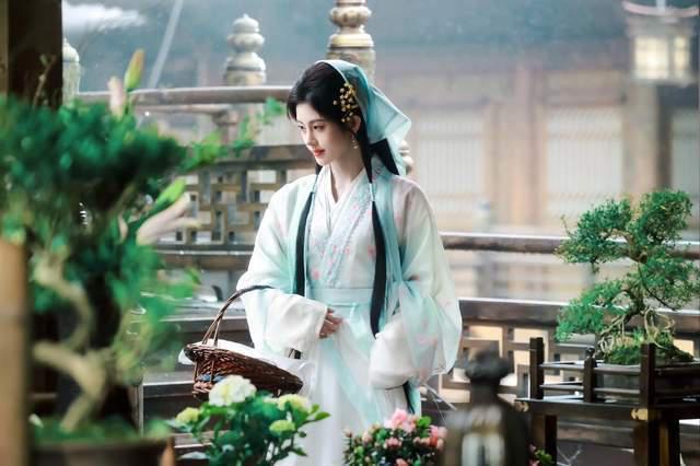 鞠婧祎工作室,给内娱明星上了一堂“职场生存课”