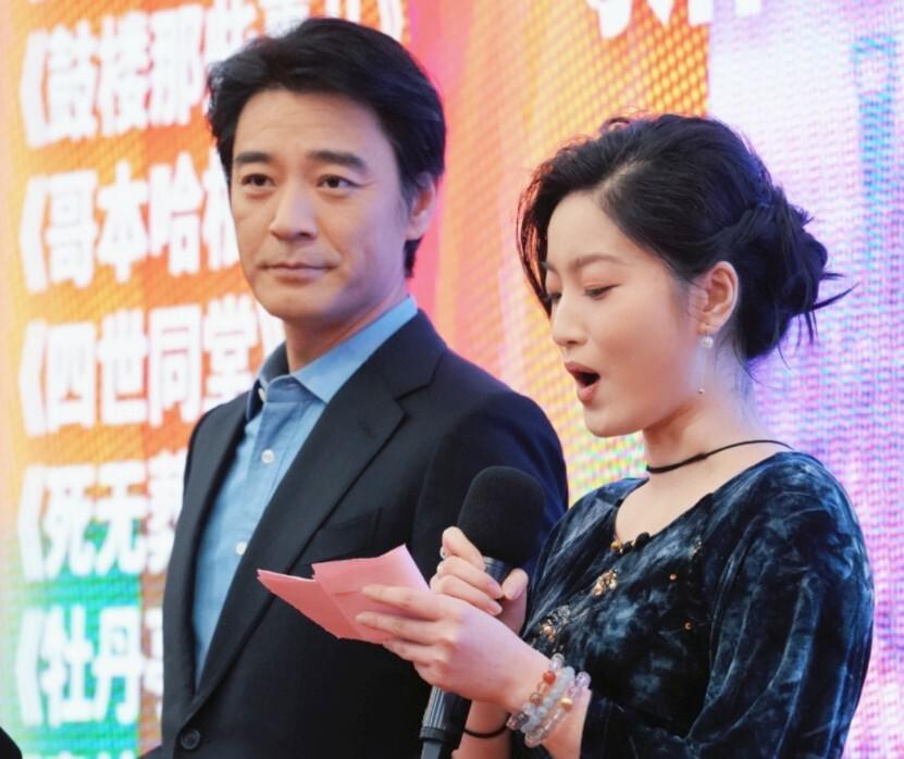 谁说两女同框必有一输？国话发布会，宋佳万茜同框我都不知道看谁