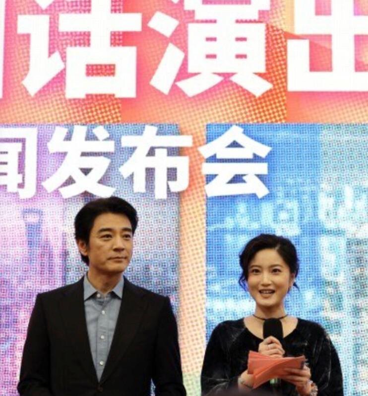 谁说两女同框必有一输？国话发布会，宋佳万茜同框我都不知道看谁