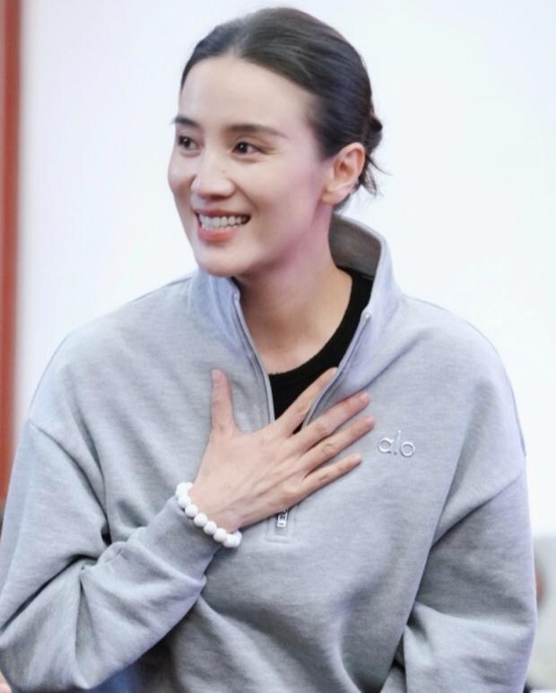 谁说两女同框必有一输？国话发布会，宋佳万茜同框我都不知道看谁