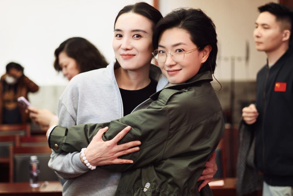 谁说两女同框必有一输？国话发布会，宋佳万茜同框我都不知道看谁