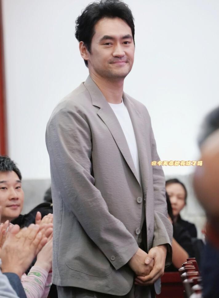 谁说两女同框必有一输？国话发布会，宋佳万茜同框我都不知道看谁