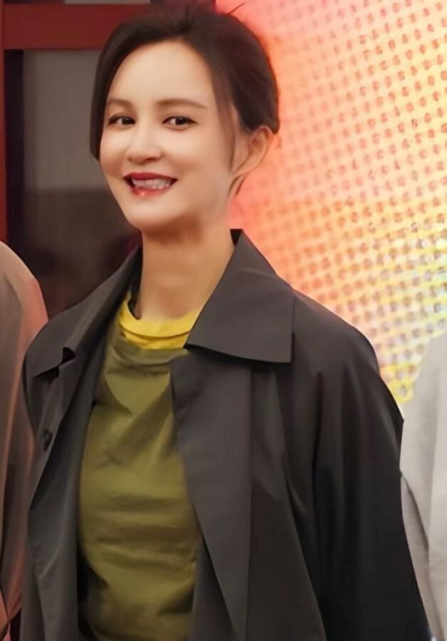 谁说两女同框必有一输？国话发布会，宋佳万茜同框我都不知道看谁