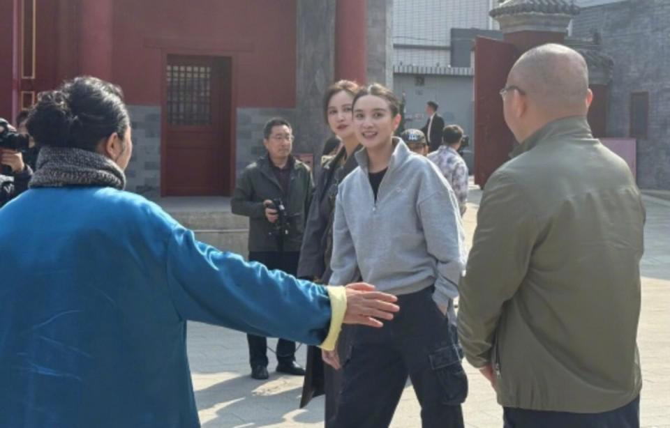 谁说两女同框必有一输？国话发布会，宋佳万茜同框我都不知道看谁