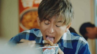 木村拓哉拍吉野家广告 因吃饭时伸出舌头而被骂