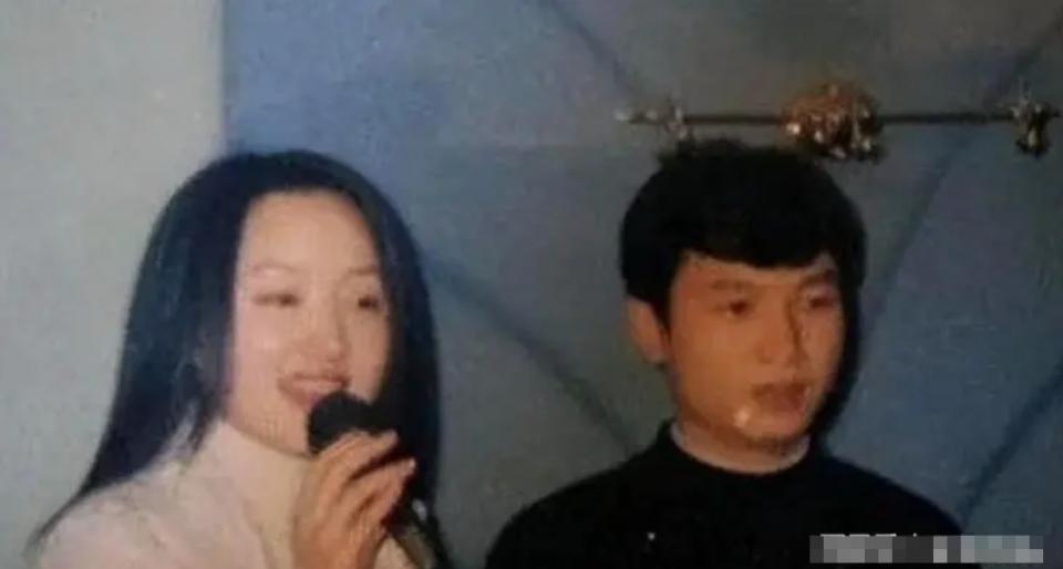 赖文峰拉着现任直播唱《心雨》蹭热度，杨钰莹沉默以对