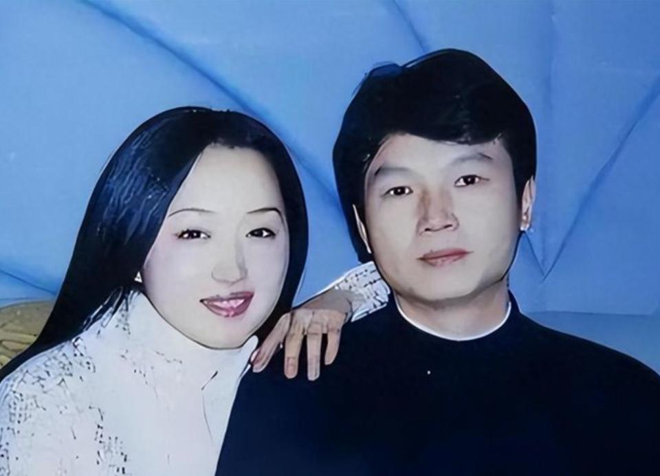 赖文峰拉着现任直播唱《心雨》蹭热度，杨钰莹沉默以对