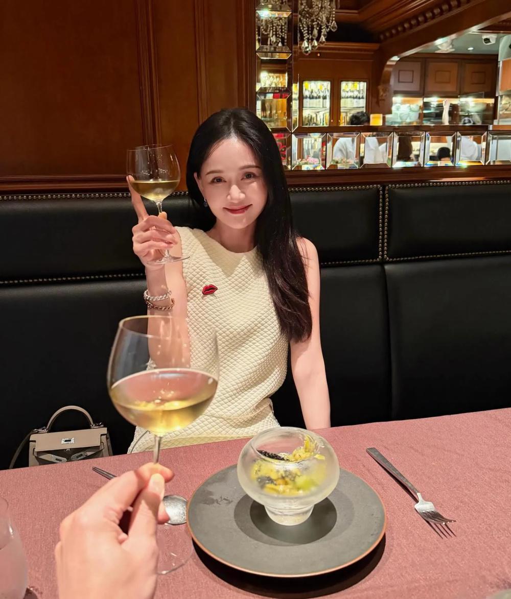 陈乔恩庆祝结婚4周年，和老公去东京旅行，二人世界尽显幸福甜蜜
