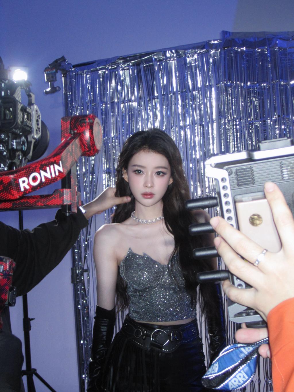孙怡穿抹胸披卷发 酷炫满分眼妆撩人