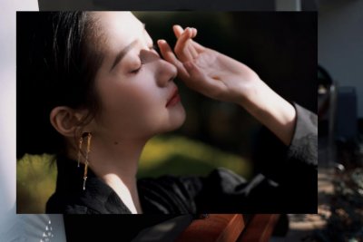 关晓彤写真曝光温柔神情动人，眉眼含情氛围静谧