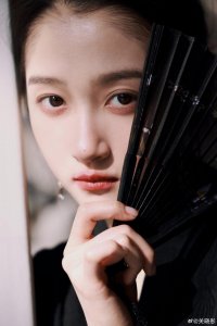 关晓彤春日写真曝光，浅色外套配透明雨伞尽显清新气质