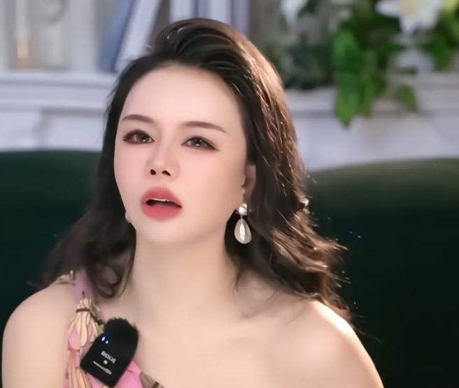 被全网封杀的周媛偷偷复出，已进行两场直播卖课，相关部门正面回应
