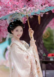 38岁毛晓彤花朝节封神！生图找不到皱纹，网友：她是怎么越长越嫩的？