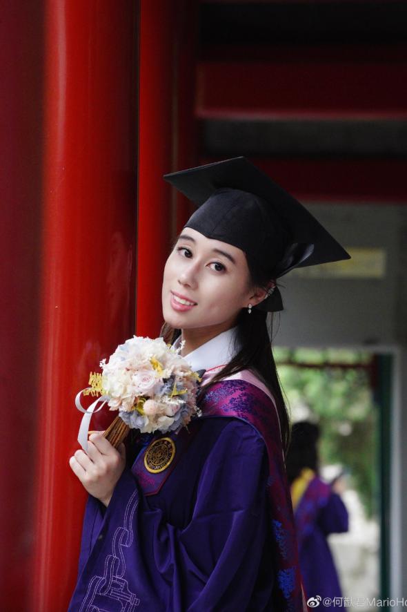 赌王千金何超欣自曝是“颜控”，私下竟靠《甄嬛传》学普通话