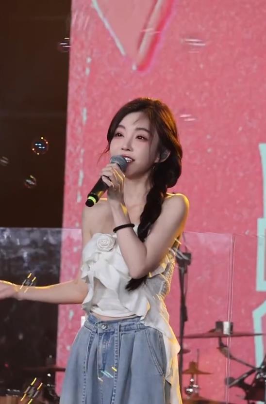 冯提莫被要求做“腋下管理”，“不要对女生那么苛刻，男生为什么不用”