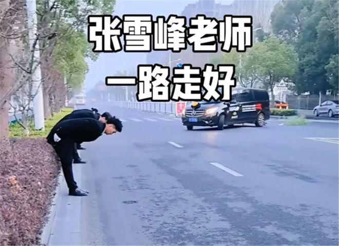 张雪峰走后第七天，他妈妈的一张照片，看哭全网