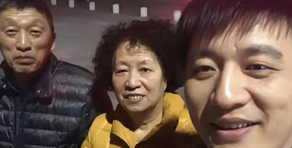 张雪峰走后第七天，他妈妈的一张照片，看哭全网