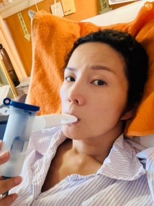 抗癌港姐吴文忻公开近况，持续低烧患上肺炎，已转至深圳医院治疗