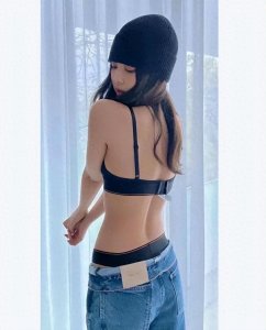 韩国艺人金珍妮比基尼泳装，海边沙滩出镜，身材火辣