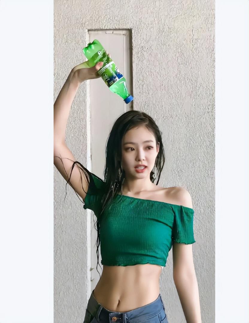 韩国艺人金珍妮比基尼泳装，海边沙滩出镜，身材火辣