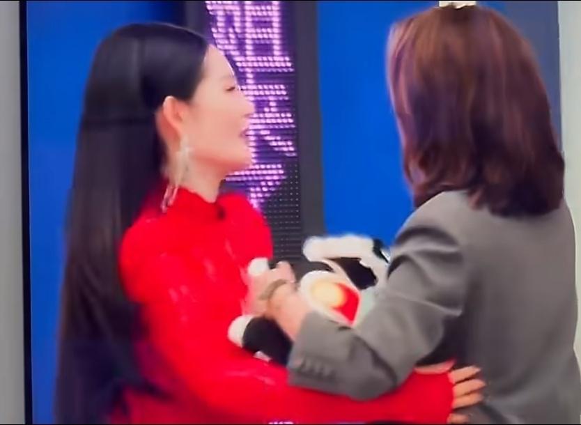 谢娜凌晨发文，拒绝承认她主持水平差，流程问题是节目组调度安排