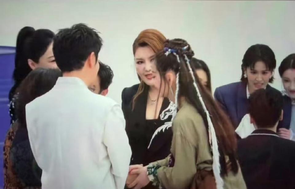 谢娜凌晨发文，拒绝承认她主持水平差，流程问题是节目组调度安排