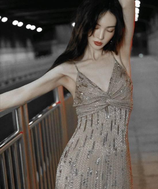 金晨对镜拍腹肌：快恢复 要变成不好惹的模样