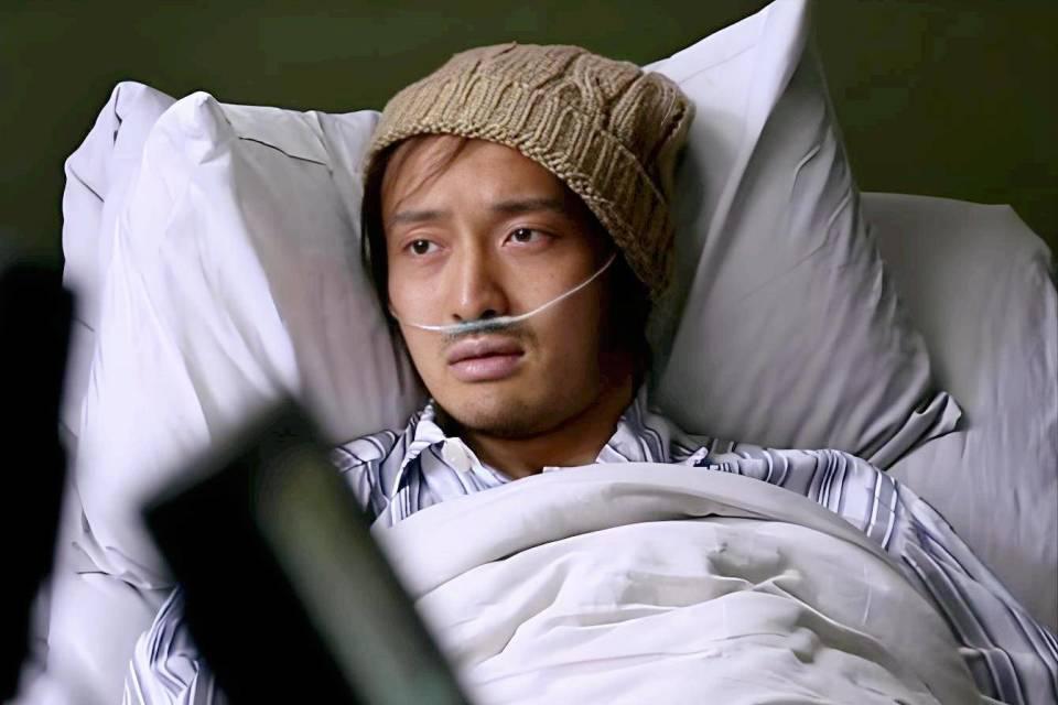 王传君送花篮一句 “贤哥”与《爱情公寓》多年意难平终和解，网友：青春圆满了