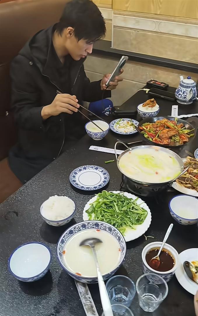 只隔20天张云鹏紧急回国 ，此事引网友非议 ，父亲继母堂哥北京接机
